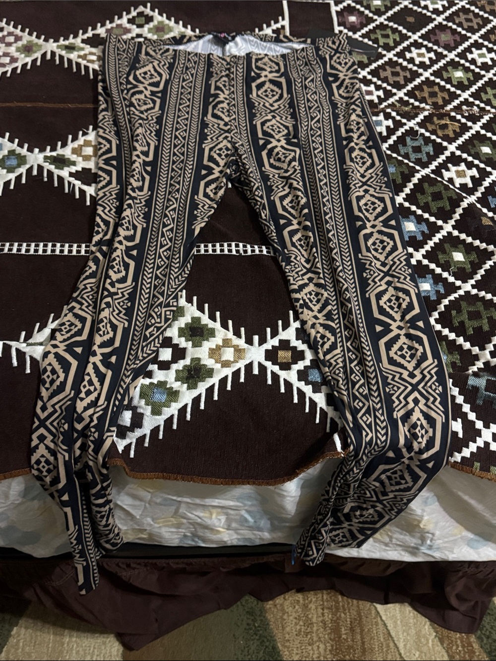 Printed Geometric Leggings in Beige and Black
